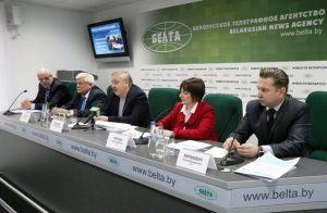 Брифинг по новым правилам приема в вузы прошел в пресс-центре БЕЛТА Брифинг по новым правилам приема в вузы и ссузы с участием представителей ведущих учебных заведений Беларуси прошел в пресс-центре БЕЛТА 10 января в 11.00. В Беларуси изменились правила приема в учреждения высшего и среднего специального образования. Соответствующий указ подписал Президент Беларуси. Основными нововведениями являются возможность сдачи централизованного тестирования по четырем учебным предметам, расширение срока действия сертификатов ЦТ до двух лет, организация до трех резервных дней ЦТ. О том, как новые правила приема будут работать на практике, рассказали ответственные секретари приемных комиссий БГУ, БГПУ, БГАТУ. На снимке: 1. ответственный секретарь приемной комиссии БГУ Вячеслав Молофеев. 2. ответственный секретарь приемной комиссии БГПУ им. М.Танка Сергей Яковенко. 3. декан факультета электрификации БГАТУ Карина Гаркуша 4. ответственный секретарь приемной комиссии БГАТУ Алексей Миранович. 5, 6. во время брифинга. Фото Максима Гучека, БЕЛТА.