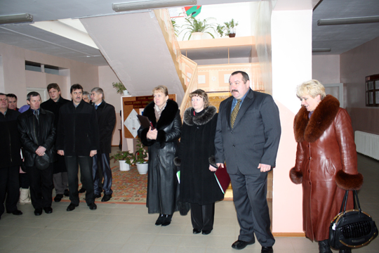 Участники коллегии во время посещения Ситцевской СШ