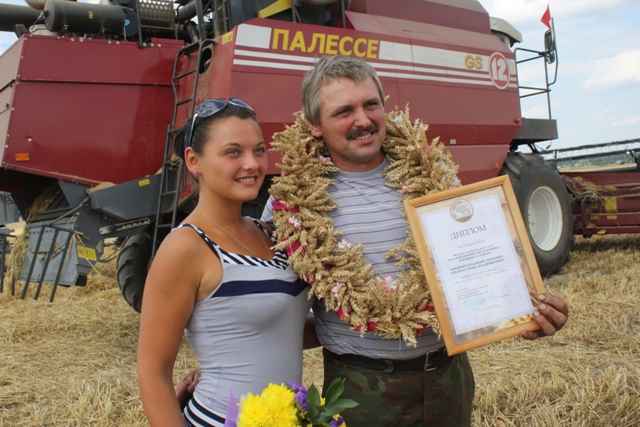 НА ЗДЫМКУ: камбайнер Уладзімір Лаўцэвіч з дачкой.