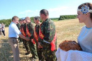 Удзельнікаў жніва вітае старшыня райвыканкама Алег Пінчук.