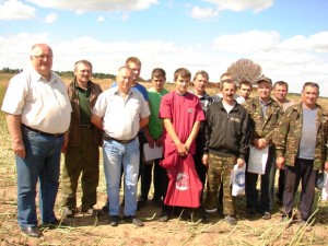 Злева направа: дырэктар ААТ “Докшыцкі райаграсэрвіс” Мікалай Шульгат, камбайнер Уладзімір Лаўцэвіч, Васіль Васюковіч (намеснік дырэктара), камбайнеры Сяргей Каляга, Сяргей Машко, Віктар Суднік, Яўген Машко, Аляксандр Суднік, Іван Грышкевіч, Вячаслаў Кавалёнак, Яўген Ярмаковіч, Міхаіл Малаш. 