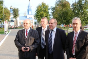удзельнікі форуму разам з Уладзімірам Карагіным (першы злева) на вячэрнім святкаванні Дня горада. 