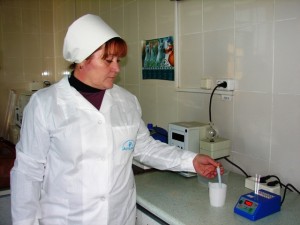 Вядучы хімік Святлана Папкоўская закладвае пробы на выяўленне антыбіётыкаў у малацэ.