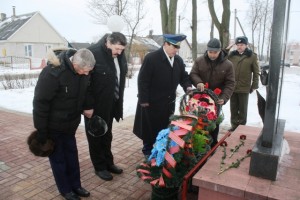 Ускладанне кветак да помніка. 