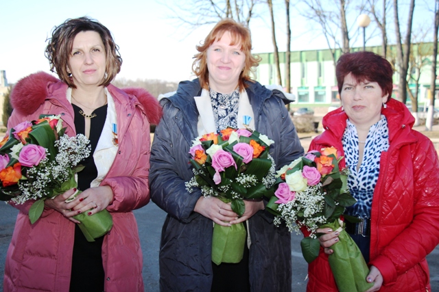 НА ЗДЫМКУ: першымі шматдзетных маці (злева направа) Валянціну Плыгаўка, Святлану Навойчык і Наталлю Крупо, якія прыехалі з прэзідэнцкага прыёму, сустрэлі журналісты і зрабілі фота шчаслівых жанчын.