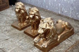 Выліваюцца бетонныя вялікія і малыя фігуркі львоў коштам 183000 рублёў за адзінку.