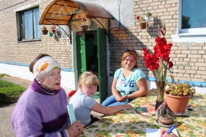 Жыльцы пад’езда (злева направа) Вольга Пахомава і Таццяна Кавалёнак са сваёй дачушкай Ксеніяй. Фота А. Варанковіча.  