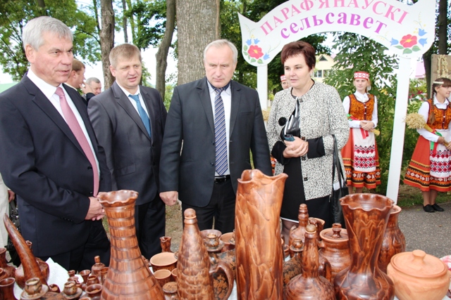 На здымку: (злева направа) спікер беларускага парламента У.П. Андрэйчанка, старшыня райвыканкама А.Л. Пінчук, губернатар Віцебскай вобласці М.М. Шарстнёў і начальнік аддзела ідэалагічнай работы, культуры і па справах моладзі райвыканкама І.М. Журомская пабывалі на выставе “Алея майстроў”.