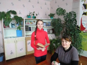 Вераніка  Андрыеўская  і   яе  настаўніца   Жанна  Шкадун. Фота са школьнага архіва.