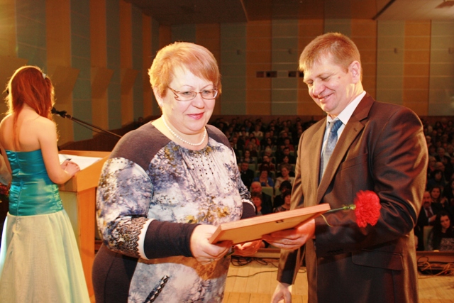 Старшыня райвыканкама Алег Пінчук уручае ўзнагароду ўрачу-педыятру ЦРБ Святлане Шохавай.