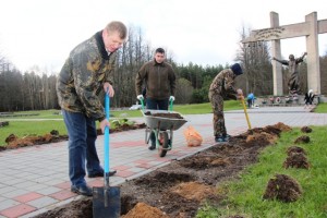 Разам з кіраўніком раёна Алегам Пінчуком супрацоўнікі аддзелаў і службаў райвыканкама наводзяць парадак на мемарыяле "Праклён фашызму".