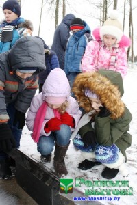 "Завяршальнай кропкай маршруту сталі габрэйскія могілкі ў цэнтры горада."  Дзеці спрабавалі прачытаць надпіс на помніку.