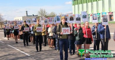 Бессмертный полк опять в строю,
Участвует в торжественном параде.
Портреты победителей несут,
Бессмертие представлено к награде!