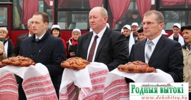 Каравай ад гаспадароў свята атрымалі начальнікі ўпраўленняў райсельгасхарчу раёнаў вобласці. У цэнтры — начальнік упраўлення райсельгасхарчу Докшыцкага райвыканкама Сяргей Абірала.