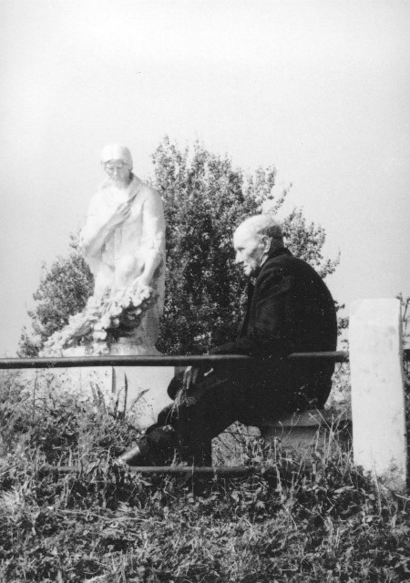 Иосиф КАМИНСКИЙ у памятника «Скорбящая мать», установленного в Хатыни в 1964 году. Фото сделано в 1965 году