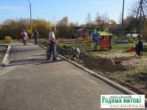 Бар­дзюр на тэрыторыі Бягомльскага яслі-садка укладваюць будаўнікі.