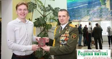 Данііл Жук атрымаў падарунак ад ваеннага камісара раёна Віталя Леснічэнкі.