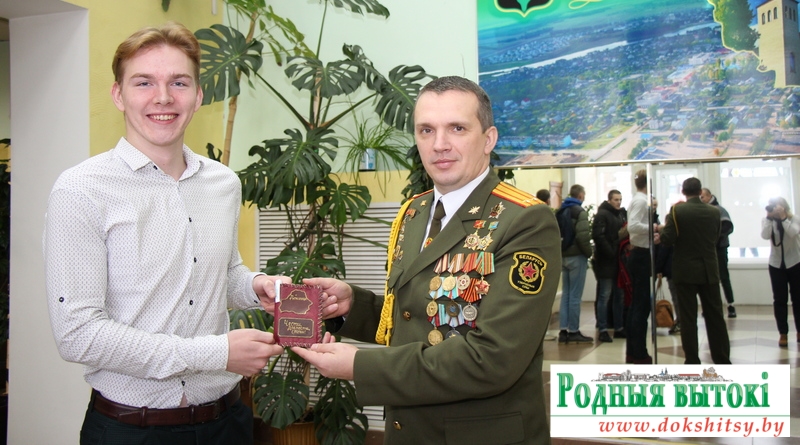 Данііл Жук атрымаў падарунак ад ваеннага камісара раёна Віталя Леснічэнкі.