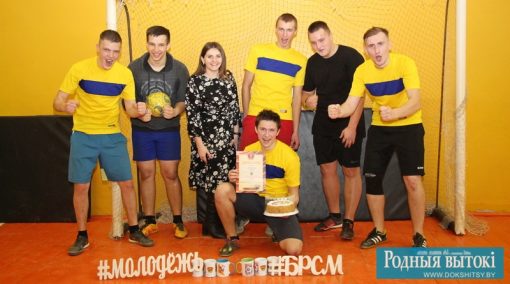 Радасць перамогі юныя футбалісты Бягомльскай школы раздзялілі з першым сакратаром РК ГА “БРСМ” Вікторыяй Ждановіч.