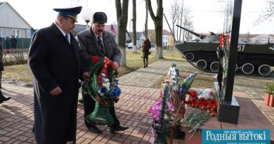Венок памяти возлагают (слева направо) Валерий Гмырак, Валентин Андриевский.