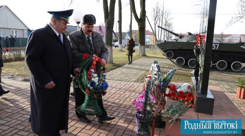 Венок памяти возлагают (слева направо) Валерий Гмырак, Валентин Андриевский.