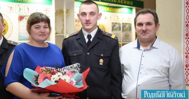 Артем Лавцевич с родителями во время награждения.