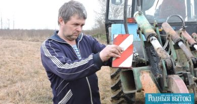 Первые ровные борозды прокладывает в поле механизатор Петр Олехнович.