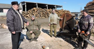 За обсуждением неотложных вопросов –  (слева направо) директор филиала Николай Шульгат, станочник Сергей Лакуцевич, вахтер Станислав Матецкий и станочник Антон Телица.