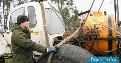 Механизатор Сергей Сайкович заправляет «Росу» КАСом.