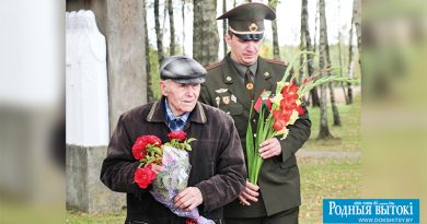 Цветы жертвам Ходоровки от солдата Победы и благодарного потомка.