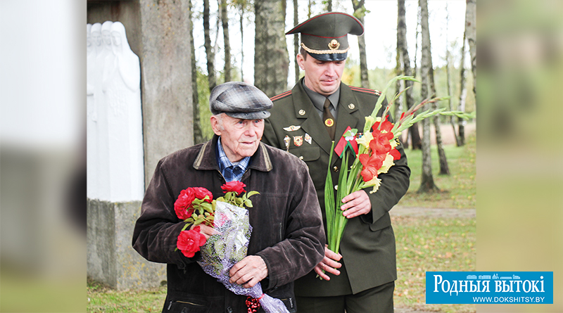 Цветы жертвам Ходоровки от солдата Победы и благодарного потомка.