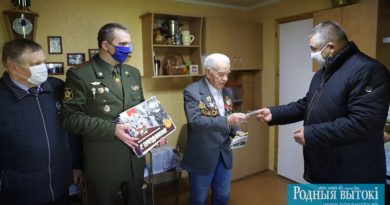 Валентину Якушевскому награду вручил председатель райисполкома Олег Коваленок.