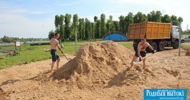 На благоустройстве площадки трудятся Алексей Ковель и Михаил Яловик.