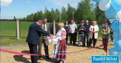 Новый объект открывают директор филиала “Докшицыводоканал” Андрей Шнитко и председатель Крипульского сельисполкома Михаил Окуневец.