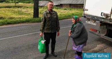 Сергей Норович из Репехов всегда помогает соседке Валентине Жалейко поднести пакет с продуктами.