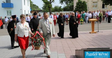 Цветы памяти освободителям на площади имени Героя Советского Союза И.С. Полевого возлагают председатель районного Совета депутатов Валентина Рандаревич и председатель райисполкома Олег Ковалёнок.