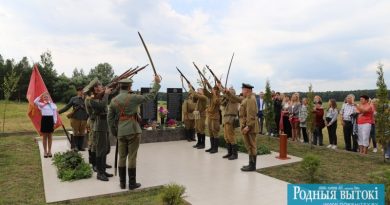 Ружейные залпы в честь погибших соотечественников.