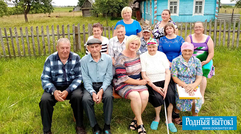 Местные жители вместе с председателем Крипульского сельского Совета депутатов Михаилом Окуневцом и артистами.