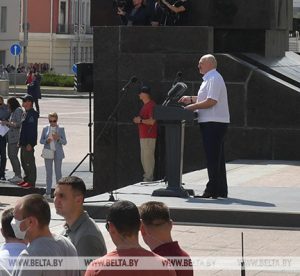 Лукашенко прибыл на митинг на площадь Независимости
