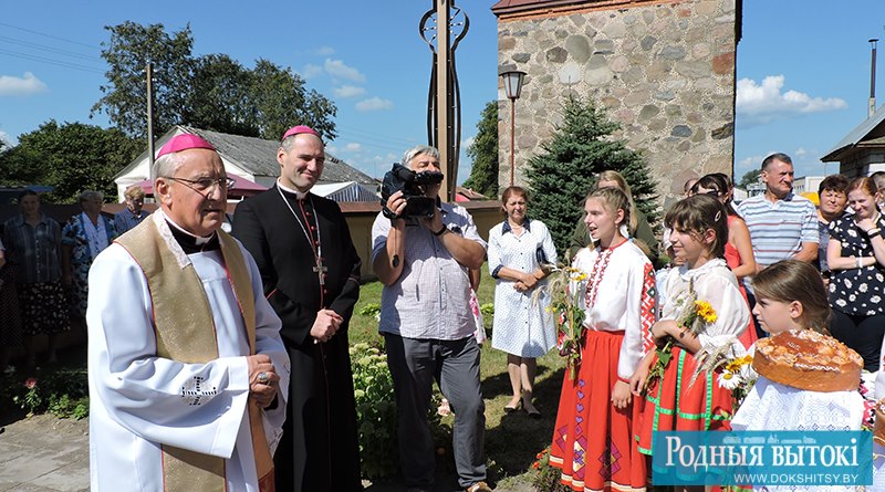 Юные верующие встречают архиепископа Тадеуша Кондрусевича и епископа Олега Буткевича.