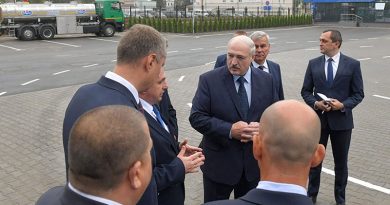 Лукашенко во время рабочей поездки в Оршу посетил предприятие по производству сыров

Президент Беларуси Александр Лукашенко 28 августа во время рабочей поездки в Витебскую область посетил  ООО "Савушкин-Орша".
ООО "Савушкин-Орша" создано в октябре 2018 года. На месте устаревшего производства с нуля построена новая высокотехнологичная производственная площадка, соответствующая всем международным стандартам качества и безопасности выпускаемой продукции. Площадка специализируется на изготовлении востребованной на рынке категории свежих сыров под брендами "Савушкин" и Sveza.
На снимке: 1-3. Александр Лукашенко во время посещения предприятия.
Фото Сергея Шелега, БЕЛТА.

На снимке: 4-12. Александр Лукашенко во время посещения предприятия.
3-19. ООО "Савушкин-Орша".
Фото Максима Гучека, БЕЛТА.

20, 21. Александр Лукашенко во время посещения предприятия.
Фото Андрея Стасевича, БЕЛТА.