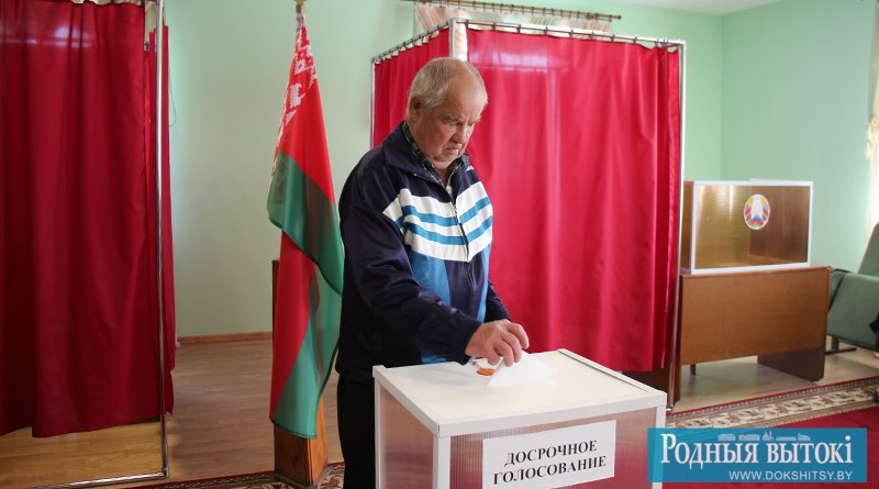 Первый избиратель на участке № 2 Евгений Катриненко.