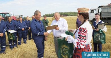 Награду механизатору Владимиру Андриевскому вручает председатель республиканского комитета профсоюза работников АПК Василий Хватик.