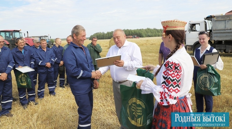 Награду механизатору Владимиру Андриевскому вручает председатель республиканского комитета профсоюза работников АПК Василий Хватик.