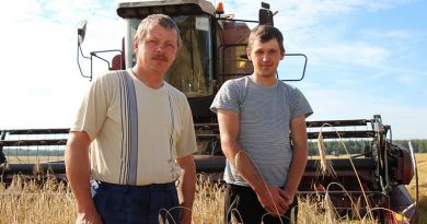 Комбайнеры ОАО «Докшицкий райагросервис» Евгений Машко с сыном Сергеем.
