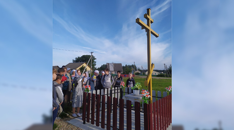Возле креста в деревне Янки.
