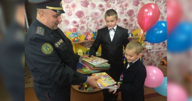 Падарункі дзецям уручыў камандзір спецыяльнай групы ўзвода міліцыі 
капітан міліцыі Дзмітрый Пусташыла.