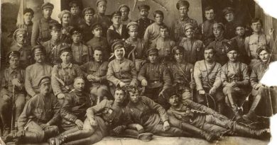 Командиры и политработники времён Гражданской войны. Среди них Василий Чапаев

и Дмитрий Фурманов; второй с правой стороны во втором ряду – Давид Орлис.
