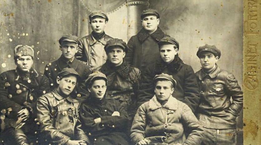 Члены Лепельского ревкома: в первом ряду второй слева Давид Орлис. 