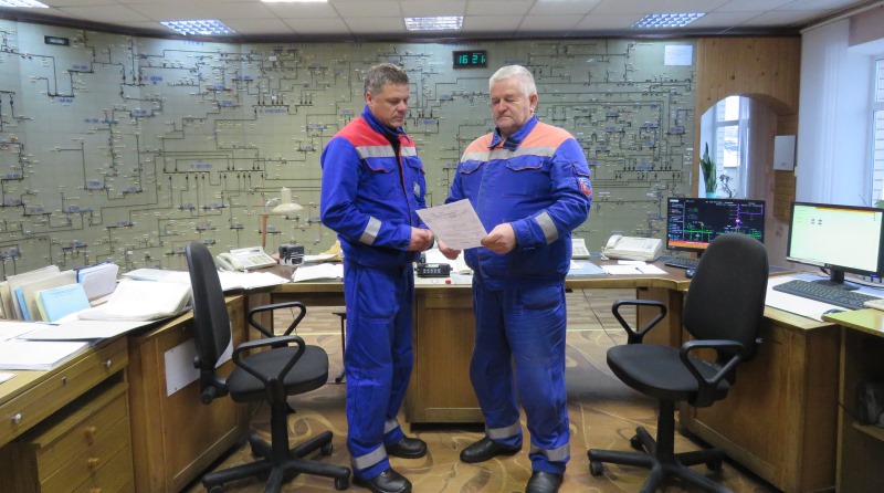 Диспетчер Владимир Яриженец и электромонтер-водитель Виктор Гельфер обсуждают очередной вызов